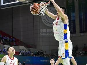 这瞎子可见的天赋啊！辽篮新星张镇麟杀入内线一跃而起隔扣三人