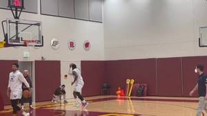 练练！训练结束之后 恩比德和哈登1V1单挑