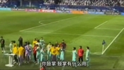 国足鼓掌谢场，球迷对其怒吼：鼓掌有什么用！一球没进回家过年！