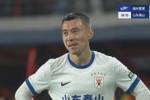 34分钟0-3落后！36岁郑铮苦笑36岁大雷沮丧 替补席黄政宇神态轻松